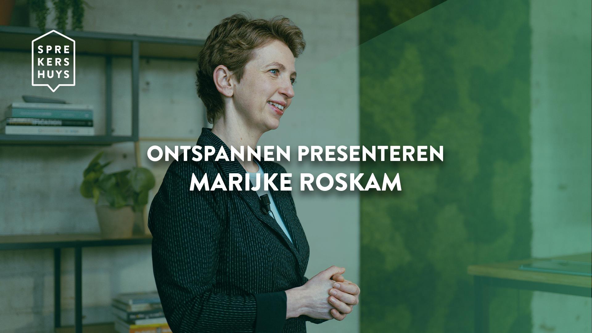Marijke Roskam glimlachend kijkend naar zijkant met groene gloed over zich heen met teskt 'ontspannen presenteren marijke roskam'