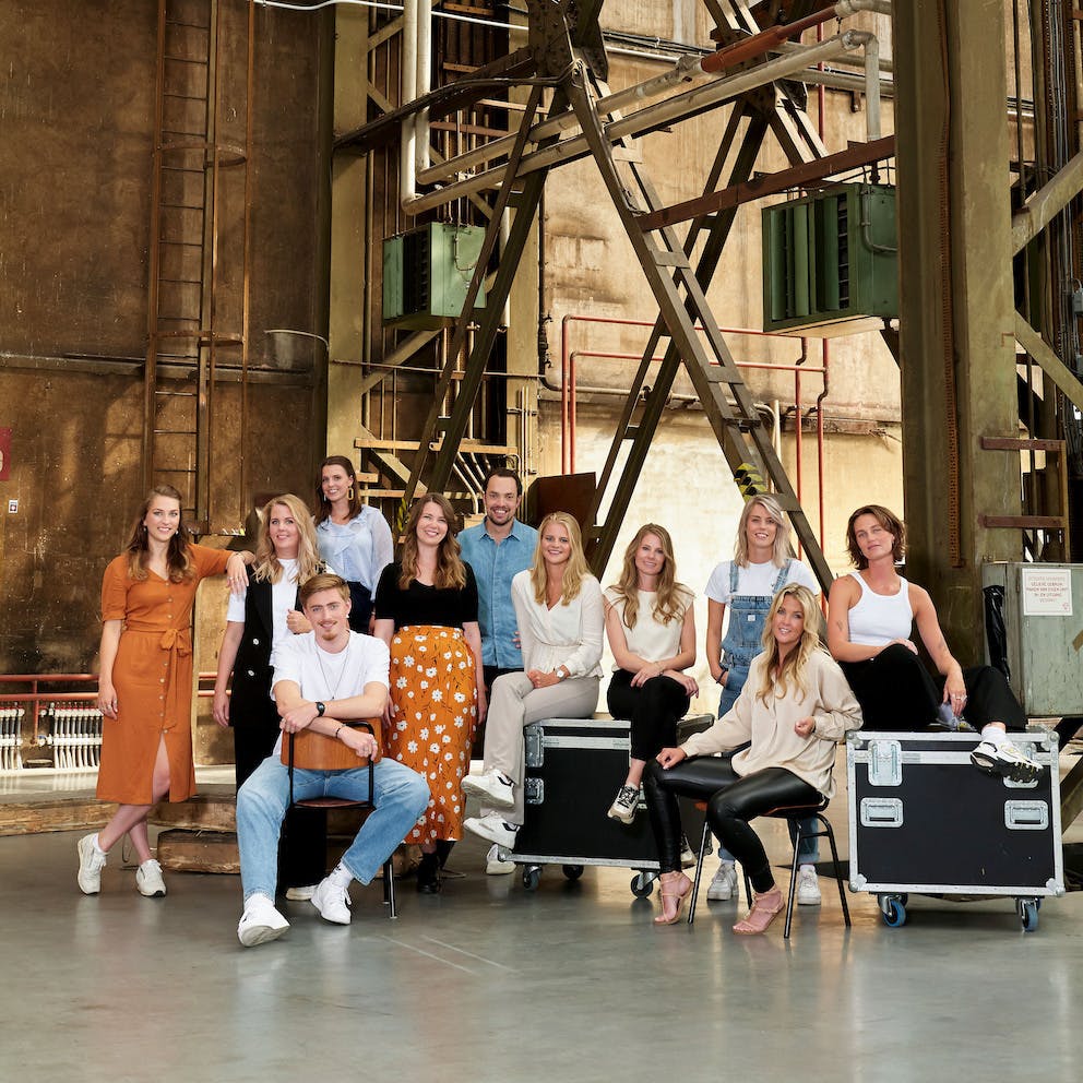 Een groepsfoto van het team van Sprekershuys in de werkspoor hal