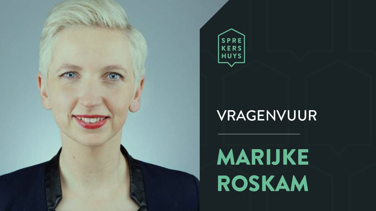 Marijke Roskam glimlachend in zwarte vest met tekst 'vragenvuur Marijke Roskam'