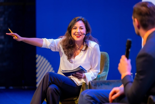 Talitha Muusse in zaal met man met microfoon