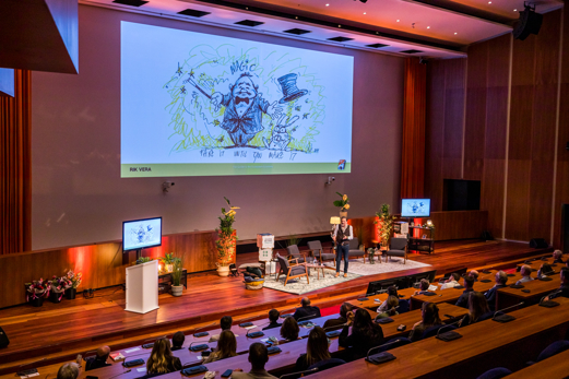 Rik Vera geeft keynote aan grote zaal